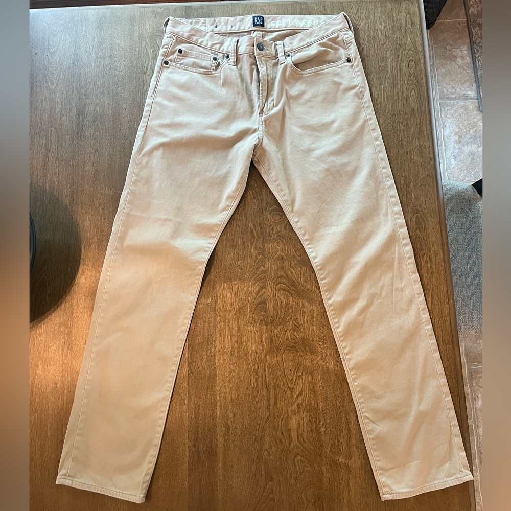 Men’s Gap Soft Wear Denim. Tan Khaki. 31x30 slim. Excellent used condition.